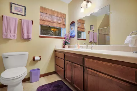 Bath - 6394 Quail Creek Rd, Redding, CA 96002 photo 10 of 11