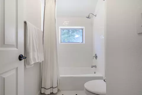 Bath - 432 Arbor Pl, Redding, CA 96001 photo 12 of 12