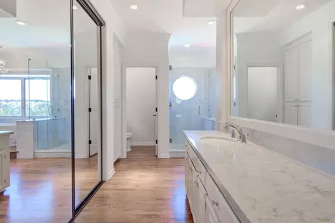 Bath - 432 Arbor Pl, Redding, CA 96001 photo 6 of 12