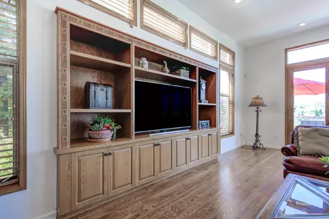 Living - 432 Arbor Pl, Redding, CA 96001 photo 8 of 10