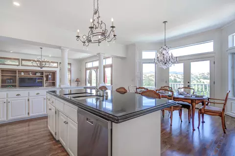 Kitchen - 432 Arbor Pl, Redding, CA 96001 photo 3 of 8