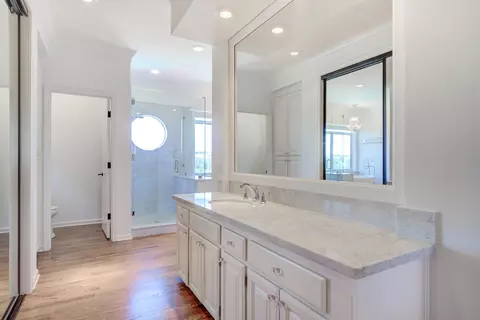 Bath - 432 Arbor Pl, Redding, CA 96001 photo 7 of 12