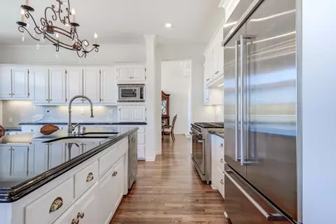 Kitchen - 432 Arbor Pl, Redding, CA 96001 photo 6 of 8