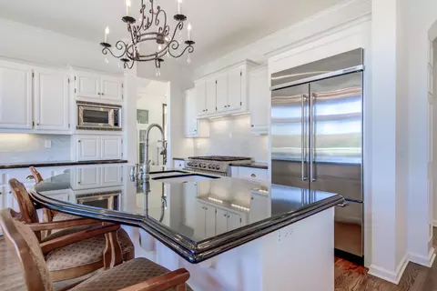 Kitchen - 432 Arbor Pl, Redding, CA 96001 photo 7 of 8