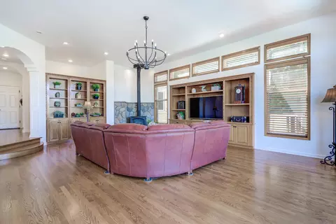 Living - 432 Arbor Pl, Redding, CA 96001 photo 6 of 10