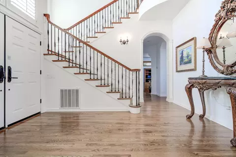 Entry Way - 432 Arbor Pl, Redding, CA 96001 photo 4 of 8