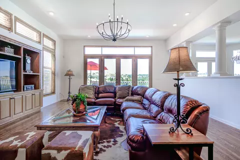 Living - 432 Arbor Pl, Redding, CA 96001 photo 7 of 10