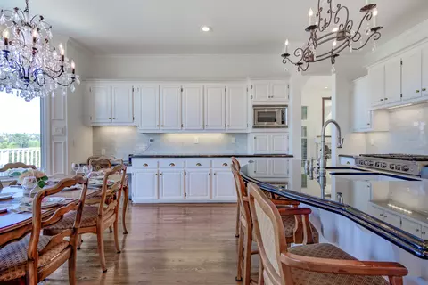 Kitchen - 432 Arbor Pl, Redding, CA 96001 photo 8 of 8