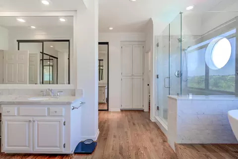 Bath - 432 Arbor Pl, Redding, CA 96001 photo 2 of 12