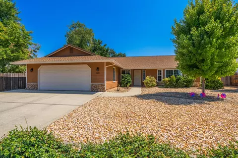 6621 Waterford Dr, Redding, CA 96001