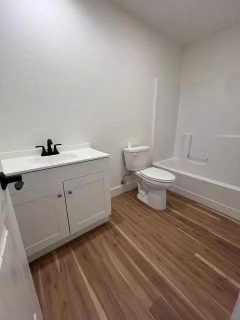 Bath - 370 Revilo Dr, Redding, CA 96001 photo 2 of 2
