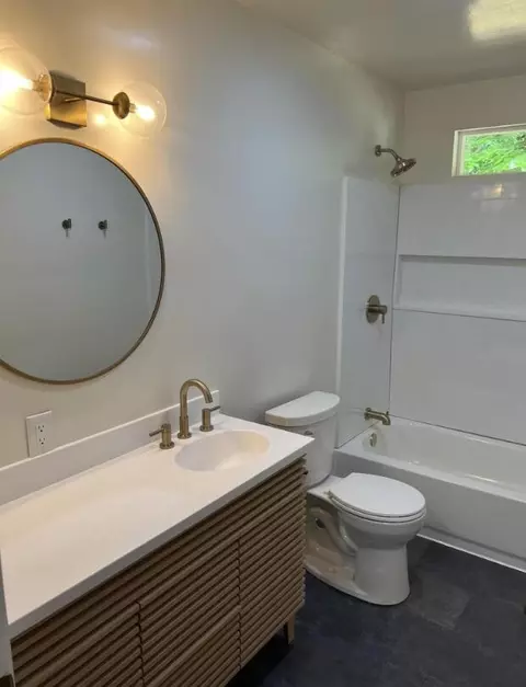 Bath - 370 Revilo Dr, Redding, CA 96001 photo 1 of 2