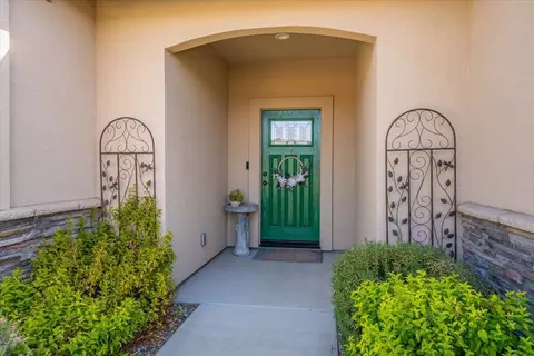 Entry Way - 1485 Carl Ct, Red Bluff, CA 96080 photo 1 of 2