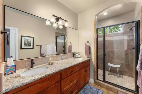 Bath - 1485 Carl Ct, Red Bluff, CA 96080 photo 1 of 3
