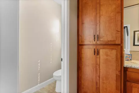 Bath - 1485 Carl Ct, Red Bluff, CA 96080 photo 2 of 3