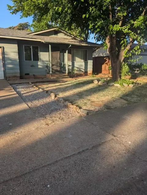 2405 Corona St, Redding, CA 96002