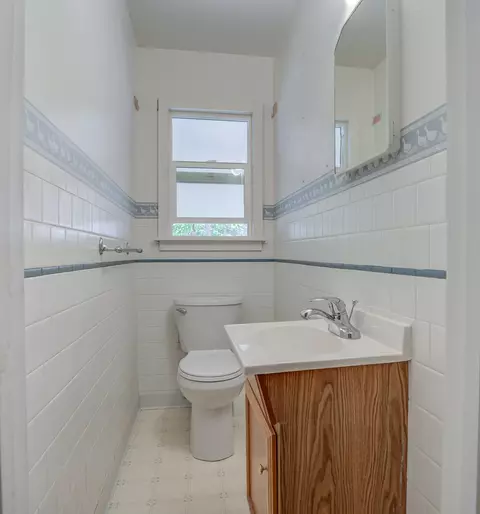 Bath - 1515 Mesa St, Redding, CA 96001 photo 4 of 4