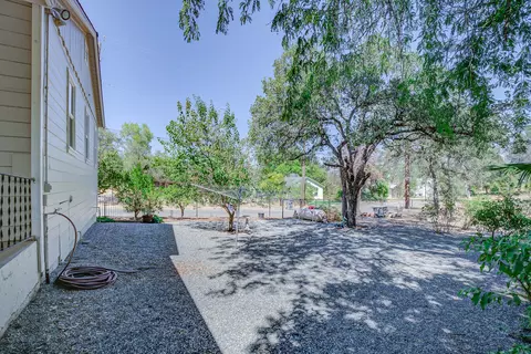 Exterior - 1515 Mesa St, Redding, CA 96001 photo 7 of 12
