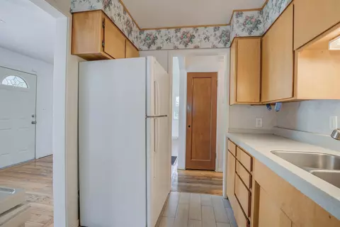 Kitchen - 1515 Mesa St, Redding, CA 96001 photo 4 of 4