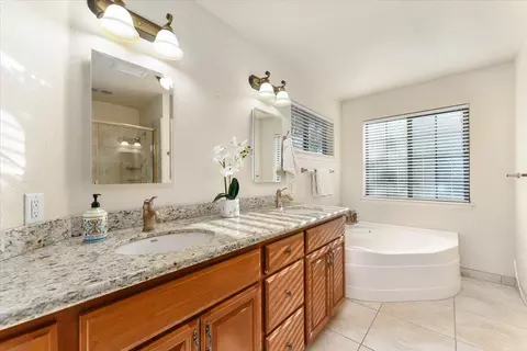 Bath - 20910 Yogi Bear Ln, Redding, CA 96003 photo 1 of 5