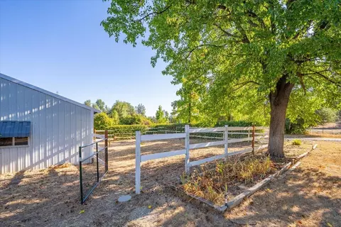Exterior - 20910 Yogi Bear Ln, Redding, CA 96003 photo 15 of 21