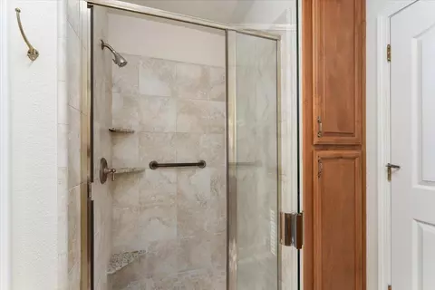Bath - 20910 Yogi Bear Ln, Redding, CA 96003 photo 3 of 5