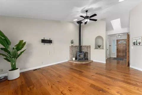 Living - 20910 Yogi Bear Ln, Redding, CA 96003 photo 3 of 4