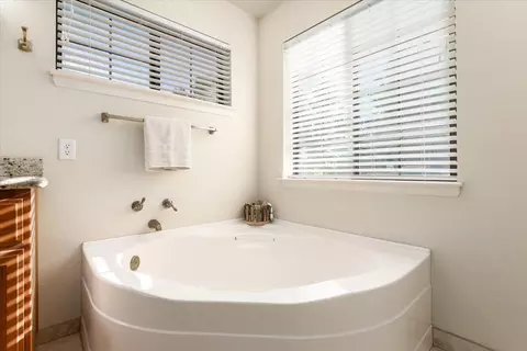 Bath - 20910 Yogi Bear Ln, Redding, CA 96003 photo 2 of 5