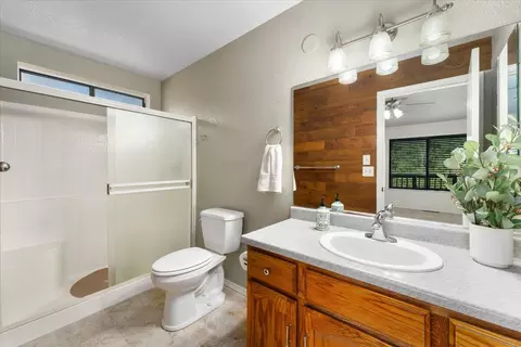 Bath - 20910 Yogi Bear Ln, Redding, CA 96003 photo 4 of 5