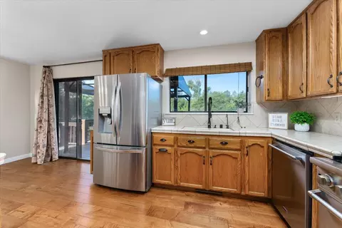 Kitchen - 20910 Yogi Bear Ln, Redding, CA 96003 photo 5 of 5