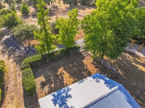 Exterior - 20910 Yogi Bear Ln, Redding, CA 96003 photo 19 of 21