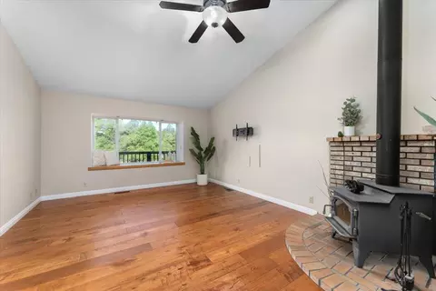 Living - 20910 Yogi Bear Ln, Redding, CA 96003 photo 2 of 4