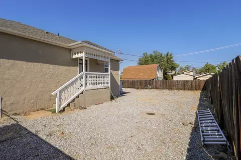 Exterior - 1801 Pleasant St, Redding, CA 96001 photo 2 of 5