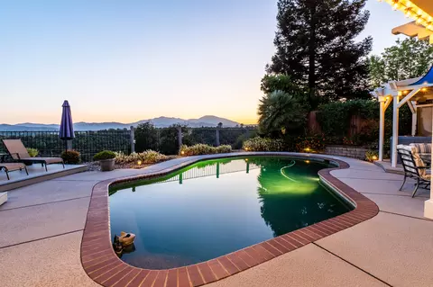 260 Ironwood Ln, Redding, CA 96003