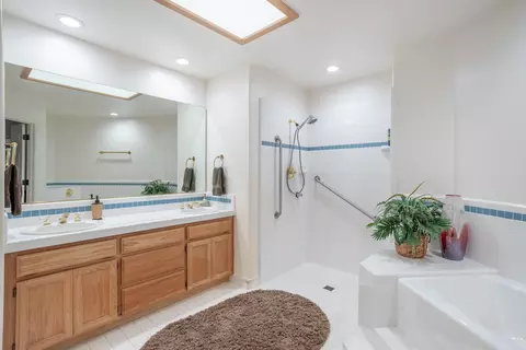 Bath - 5830 Diamond Ridge Dr, Redding, CA 96003 photo 4 of 5