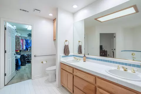 Bath - 5830 Diamond Ridge Dr, Redding, CA 96003 photo 3 of 5