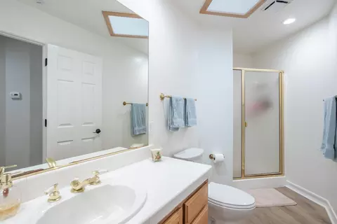 Bath - 5830 Diamond Ridge Dr, Redding, CA 96003 photo 2 of 5