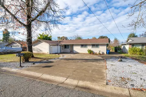5108 Huntington Dr, Redding, CA 96002