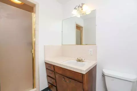 Bath - 180 Chestnut Ave, Red Bluff, CA 96080 photo 2 of 3
