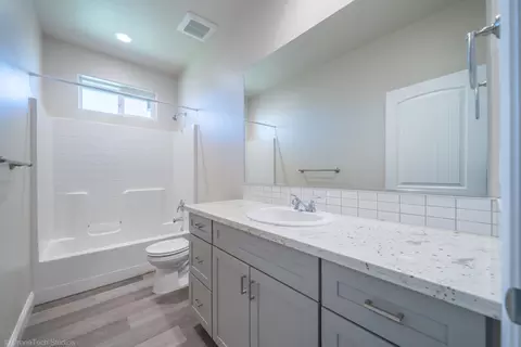 Bath - 2855 Ukonom Dr, Redding, CA 96002 photo 3 of 3