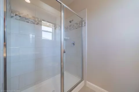 Bath - 2855 Ukonom Dr, Redding, CA 96002 photo 2 of 3