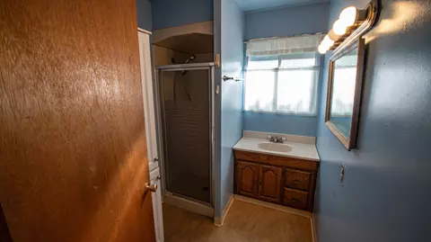 Bath - 17768 Irish Rd, Redding, CA 96003 photo 1 of 2