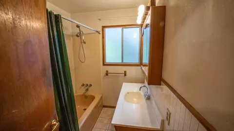 Bath - 17768 Irish Rd, Redding, CA 96003 photo 2 of 2