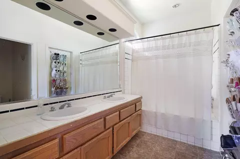 Bath - 1476 River Ridge Dr, Redding, CA 96003 photo 1 of 2