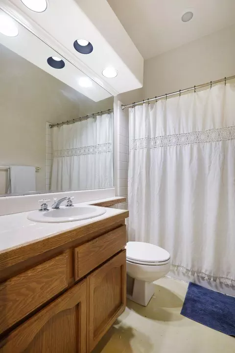 Bath - 1476 River Ridge Dr, Redding, CA 96003 photo 2 of 2