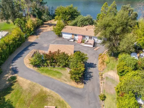 6880 Riverland Dr, Redding, CA 96002