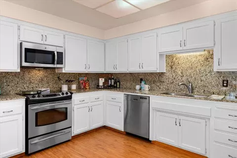 Kitchen - 7177 Hermosa Way, Redding, CA 96002 photo 3 of 5