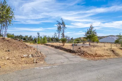 10141 Sandy Ln, Redding, CA 96001