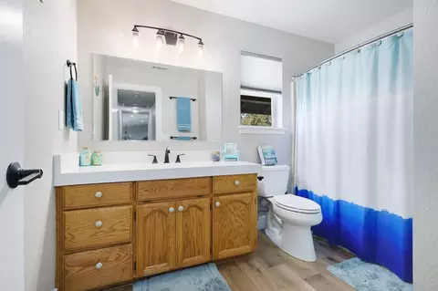 Bath - 3480 Meadow View Dr, Redding, CA 96002 photo 3 of 4