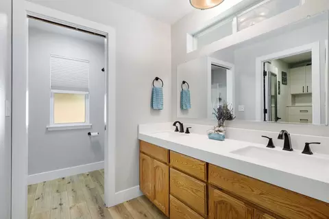 Bath - 3480 Meadow View Dr, Redding, CA 96002 photo 1 of 4
